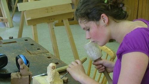 Beim Tag der offenen Tür an der Bischofsheimer Holzbildhauerschule gab es natürlich auch die Möglichkeit, den Schülern bei der Arbeit über die Schulter zu schauen.       -  Beim Tag der offenen Tür an der Bischofsheimer Holzbildhauerschule gab es natürlich auch die Möglichkeit, den Schülern bei der Arbeit über die Schulter zu schauen.