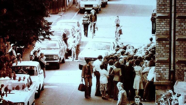 Black Day im Juli 1978: Ausverkauf des Modehauses Schneebacher in der Alten Turnhalle.