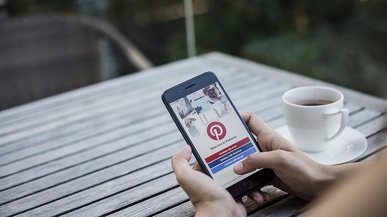 Apple iPhone 8 Plus showing Pinterest application on mobile. It was held by woman hand in cafe shop.       -  Das soziale Netzwerk Pinterest ist die beliebteste Inspirationsquelle für Braut und Bräutigam.