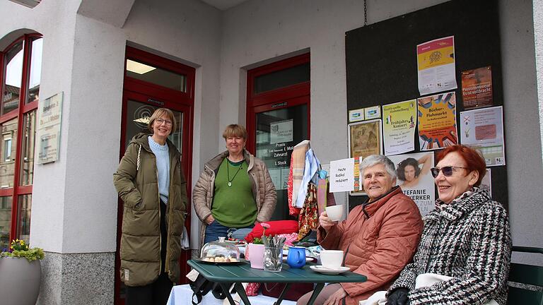 Annemarie und Irene Fell (von links) vom Eine-Welt-Laden haben für Gemütlichkeit vor dem Laden gesorgt.       -  Annemarie und Irene Fell (von links) vom Eine-Welt-Laden haben für Gemütlichkeit vor dem Laden gesorgt.