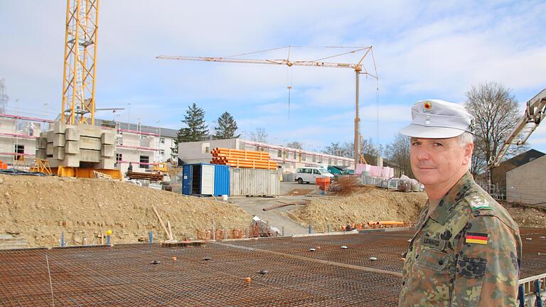 Der Hammelburger Standortälteste Oberst Stefan Josef Leonhard begutachtet die Baustelle der ersten drei neuen Unterkunftsgebäude.       -  Der Hammelburger Standortälteste Oberst Stefan Josef Leonhard begutachtet die Baustelle der ersten drei neuen Unterkunftsgebäude.