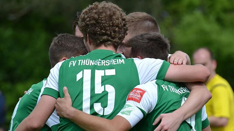 Thüngersheimer Spieler freuen sich über das 1:0 im Spitzenspiel gegen den TSV Erlabrunn. Thüngersheimer Spieler freuen sich über das 1:0 im Spitzenspiel gegen den TSV Erlabrunn.
