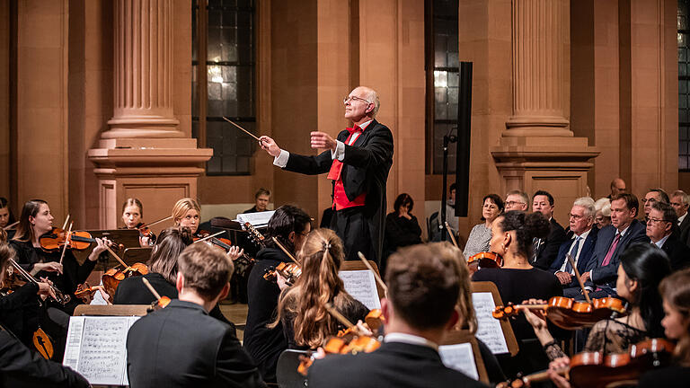 Universitätsbund 2024       -  Zahlreiche Menschen besuchen am Mittwoch 13.11.24 das Unibund Festkonzert mit dem Akademischen Orchester und der Solistin Ildem Kilincarslan an der Tuba in der Neubaukirche in Würzburg.