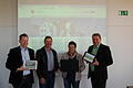 Zeigen stolz die neue Gemeindehomepage, die jetzt auf jedem Endgerät komfortabel nutzbar ist (von links).  Ralph Seeberger, Geschäftsführer der Würzburger Internetagentur regiogate GmbH, die stellveertretenden Bürgermeister Edgar Kamm und Sieglinde Bayerl sowie Bürgermeister Thomas Eberth.