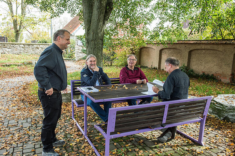 Gips, Gips und nochmal Gips: Autor Jürgen Haug-Peichl (von rechts) im Gespräch mit Dorfhistoriker Oswald Volk, Bürgermeister Jürgen Franz Schwab und Werksleiter Helmut Weiß, hier vor dem Gips-Informationszentrum in Sulzheim.