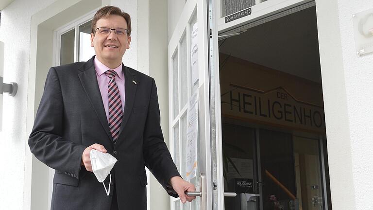 Steffen Hörtler, Leiter des Bad Kissinger Heiligenhofs, hofft die Tür zu Seminarhaus und Schullandheim bald wieder öffnen zu können. Steffen Hörtler, Leiter des Bad Kissinger Heiligenhofs, hofft die Tür zu Seminarhaus und Schullandheim bald wieder öffnen zu können.