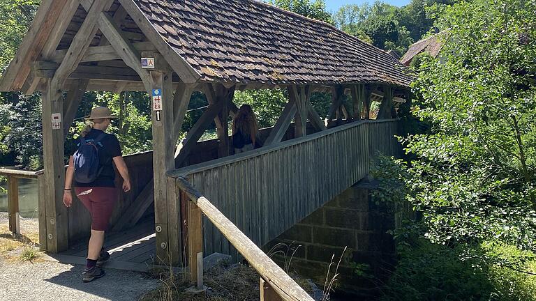 In Rothenburg führt diese überdachte Holzbrücke über die Tauber. An der Brücke beginnt das Tal der Schandtauber. In Rothenburg führt diese überdachte Holzbrücke über die Tauber. An der Brücke beginnt das Tal der Schandtauber.
