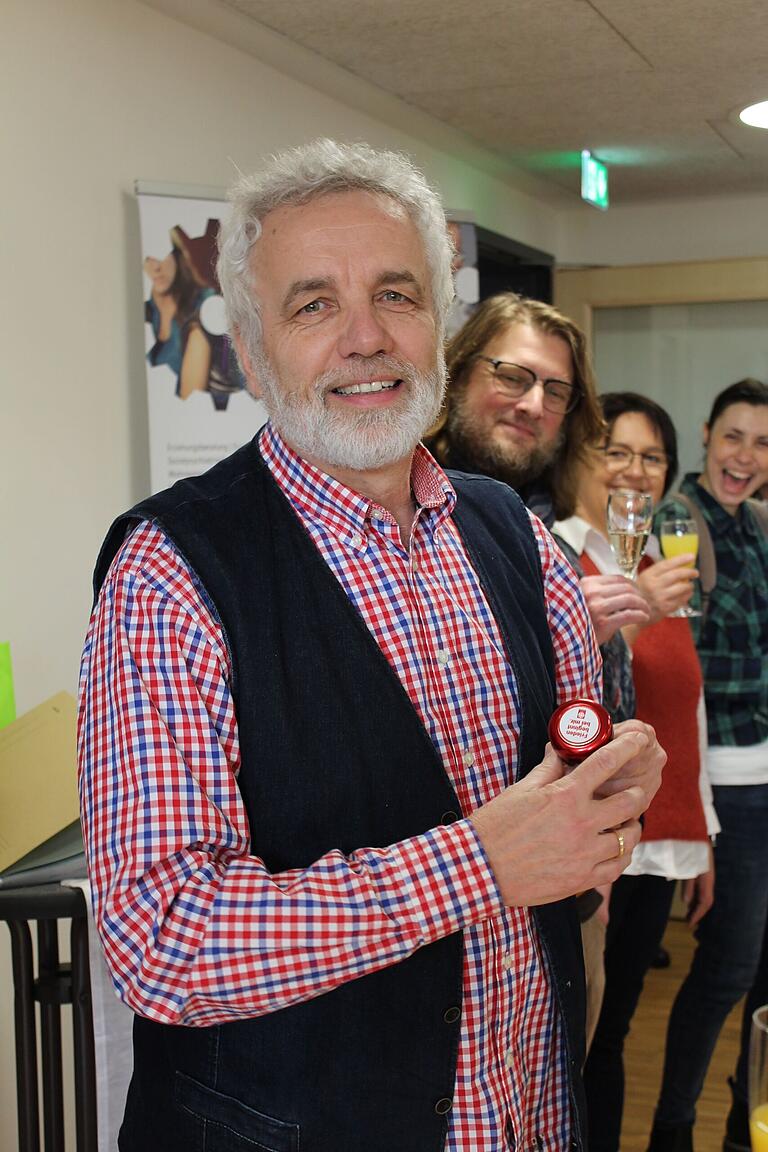 Als Abschiedsgeschenk erhielt der leidenschaftliche Liegeradfahrer Thomas Jakob unter anderem eine Klingel mit dem Motto der Caritas-Jahreskampagne 2024: Frieden beginnt bei mir.