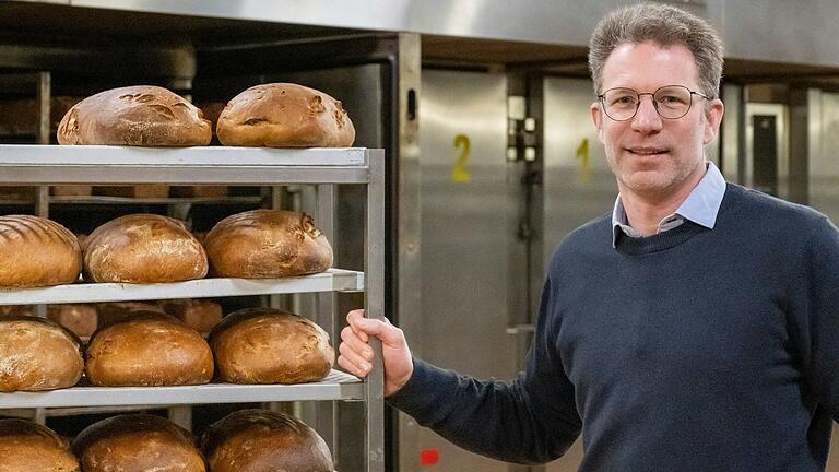 Johannes Schmitt in der Backstube des Unternehmens im Bad Kissinger Stadtteil Reiterswiesen mit den frischen Broten, die vielleicht auch ihren Weg in die Vortagsläden finden.&nbsp;