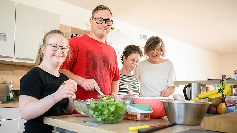 Treffpunkt Küche: Jana Schreck (von links), Andre Brönner und Alessandra Schnarr bereiten zusammen mit Betreuerin Manuela Hart in der Wohngemeinschaft das Abendessen vor. Treffpunkt Küche: Jana Schreck (von links), Andre Brönner und Alessandra Schnarr bereiten zusammen mit Betreuerin Manuela Hart in der Wohngemeinschaft das Abendessen vor. 