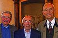 Zeitzeugen: Die Gaukönigshöfer Alfred Betz (links) und Paul Lesch (rechts) begleiten Günther Thalheimer auf seinem Gang durch die Vergangenheit, der ihn auch in die Synagoge führte.