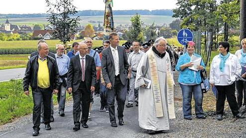 Bürgerweg-Prozession: Über den neuen Fußweg zogen die Seifriedsburger und die Ehrengäste zum Sportheim. Bürgerweg-Prozession: Über den neuen Fußweg zogen die Seifriedsburger und die Ehrengäste zum Sportheim.