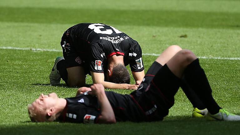 Fussball, 2. Bundesliga, Fortuna Düsseldorf - FC Würzburger Kickers - Frust nach dem nächsten Tiefschlag: Die Kickers-Akteure Lukas Fröde (hinten) und Clemens Schoppenhauer sind nach dem 1:1 in Düsseldorf sichtlich mitgenommen. Fussball, 2. Bundesliga, Fortuna Düsseldorf - FC Würzburger Kickers - Frust nach dem nächsten Tiefschlag: Die Kickers-Akteure Lukas Fröde (hinten) und Clemens Schoppenhauer sind nach dem 1:1 in Düsseldorf sichtlich mitgenommen.
