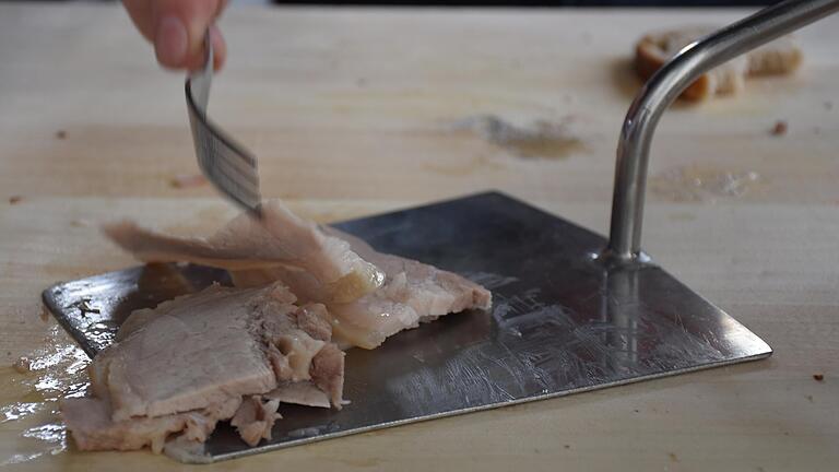 Hier wird nicht gemörtelt, sondern gespachtelt und am Bauch gearbeitet. Traditionell werden die Schlachtschüssel-Reste mit der Kelle weggeräumt. Hier wird nicht gemörtelt, sondern gespachtelt und am Bauch gearbeitet. Traditionell werden die Schlachtschüssel-Reste mit der Kelle weggeräumt.