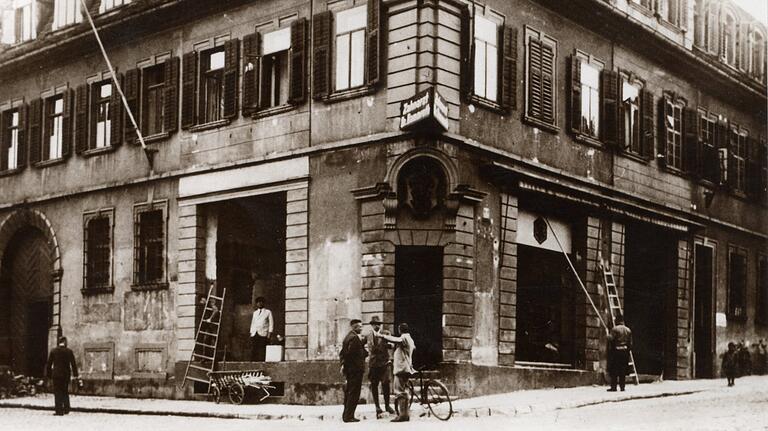 Heute ist dort die Redaktion der Main-Post/Kitzinger Zeitung untergebracht: Die ehemalige Sparkasse in der Luitpoldstraße, wo Günter Krauß den Angriff überlebte. Das Bild stammt aus dem Jahr 1932. Heute ist dort die Redaktion der Main-Post/Kitzinger Zeitung untergebracht: Die ehemalige Sparkasse in der Luitpoldstraße, wo Günter Krauß den Angriff überlebte. Das Bild stammt aus dem Jahr 1932.