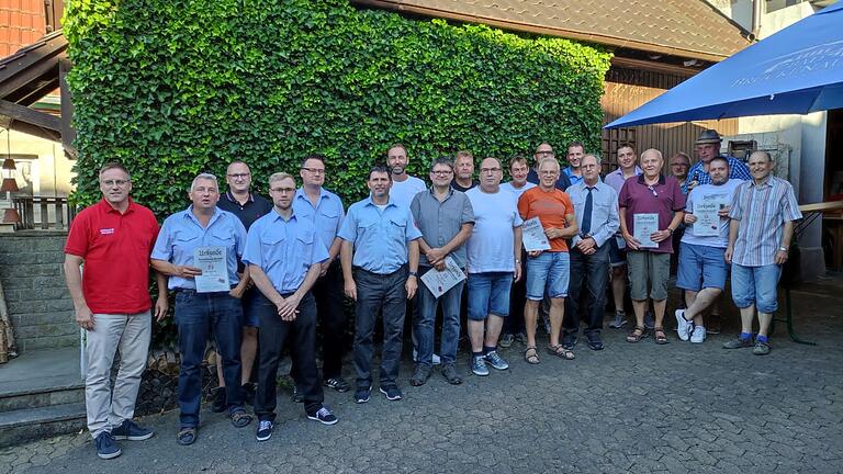 Auf dem Foto die Geehrten mit 1. Bürgermeister Matthias Bäuerlein, 2. Vorsitzender Jürgen Weinbeer, Marco Jäger, 1. Kommandant Fabian Fösel, 2. Kommandant Christian Schmitt, 1. Vorsitzender Ludwig Popp, Martin Jooß, Michael Grab, Reinhold Bäuerlein, Hartmut Binder, Andreas Rößner, Klaus Zipfel, Gerhard Bäuerlein, Christian Marschall, Herbert Wagner, Rainer Weigel, Josef Jäger, Kurt Müller, Gerd Müller, Martin Scheuring, Georg Pfrang. Auf dem Foto die Geehrten mit 1. Bürgermeister Matthias Bäuerlein, 2. Vorsitzender Jürgen Weinbeer, Marco Jäger, 1. Kommandant Fabian Fösel, 2. Kommandant Christian Schmitt, 1. Vorsitzender Ludwig Popp, Martin Jooß, Michael Grab, Reinhold Bäuerlein, Hartmut Binder, Andreas Rößner, Klaus Zipfel, Gerhard Bäuerlein, Christian Marschall, Herbert Wagner, Rainer Weigel, Josef Jäger, Kurt Müller, Gerd Müller, Martin Scheuring, Georg Pfrang.
