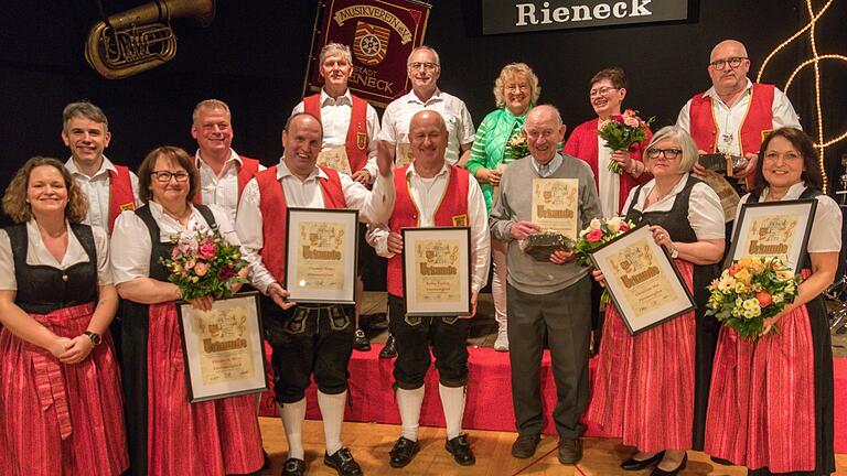 Diese Mitglieder wurden für besondere Verdienste ausgezeichnet oder zu Erhrenmitgliedern ernannt (von links): Annika Blank (Vorsitzende), Sebastian Wirthmann (Vorsitzender) Elisabeth Wirth, Wolfram Lutz (Vorsitzender), Thomas Weis, Horst Nickel, Matthias Obert, Stefan Freitag, Andrea Walter, Ludwig Wiesenfelder, Conny Lang, Christiane Mai, Klaus Wirthmann und Kathi Welzenbach.