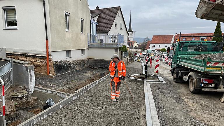 Die Sanierungsmaßnahmen „Am Kohlenberg“ gehen zügig voran. Die ausführende Firma Ullrich wartet jetzt auf die Kabelverlegungen des Bayernwerks und der Telekom.       -  Die Sanierungsmaßnahmen „Am Kohlenberg“ gehen zügig voran. Die ausführende Firma Ullrich wartet jetzt auf die Kabelverlegungen des Bayernwerks und der Telekom.