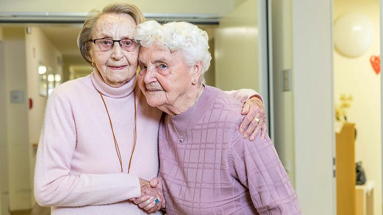 Nach der Berichterstattung in der Zeitung kam es zu einem Wiedersehen nach fast 90 Jahren: Maria Herbst (links) und die damals 99-jährige Hilde Rüb vor einem Jahr beim Treffen in einem Seniorenheim. Nach der Berichterstattung in der Zeitung kam es zu einem Wiedersehen nach fast 90 Jahren: Maria Herbst (links) und die damals 99-jährige Hilde Rüb vor einem Jahr beim Treffen in einem Seniorenheim. 