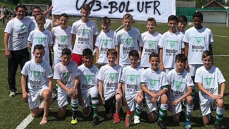 Die U 13 des FC 05 sichert sich den Titel       -  Mit einem 5:0 beim FC Sand krönte die U 13 des FC 05 Schweinfurt ihre Saison in der Bezirksoberliga mit dem Titel. Nun können die Nullfünfer um (hinten von links) Klaus Zeh (Trainer), Dominic Hugo (Co-Trainer), Luis Markert, Ben Seifert, Emil Zorn, Steffen Ullrich, Noah Djalek, David Repp, Alper Özden, Timo Ruß und Justin Dülger sowie vorne Valentin Schmitt, Fabio Rückert, Yasin Aydogan, Luca Hemberger, Claudio Hemberger, Kimi Hugo, Elia Maas und Altin Ibisi stolz auf ihre Leistung sein.