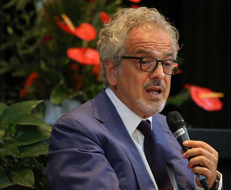 Giorgio Battistelli referierte über seine Tätigkeit als innovativer Komponist von Weltrang. Giorgio Battistelli referierte über seine Tätigkeit als innovativer Komponist von Weltrang.