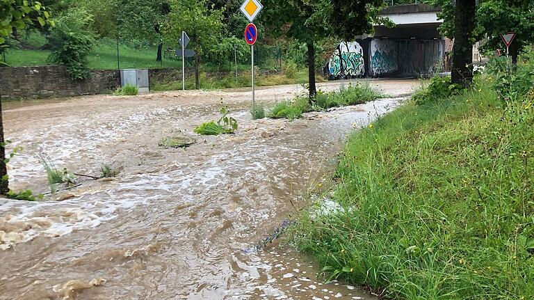 Wassermassen suchen sich ihren Weg auf der Guttenberger Straße in Richtung Reichenberg.