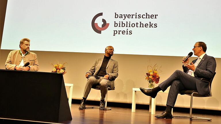 Moderator Yared Dibaba (Mitte) im Gespräch mit den Bürgermeistern der prämierten Gemeinden Jürgen Götz (rechts) und Martin Schäfer aus Gröbenzell.