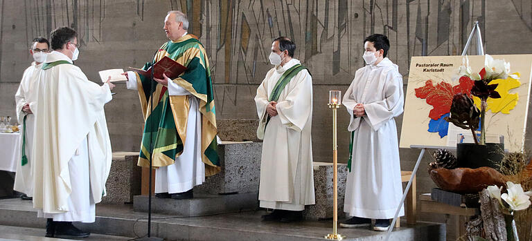 Mit der Übergabe der von Diözesanbischof Franz Jung signierten Urkunde wurde Pfarrer Simon Mayer zum Moderator des Pastoralen Raums Karlstadt ernannt.