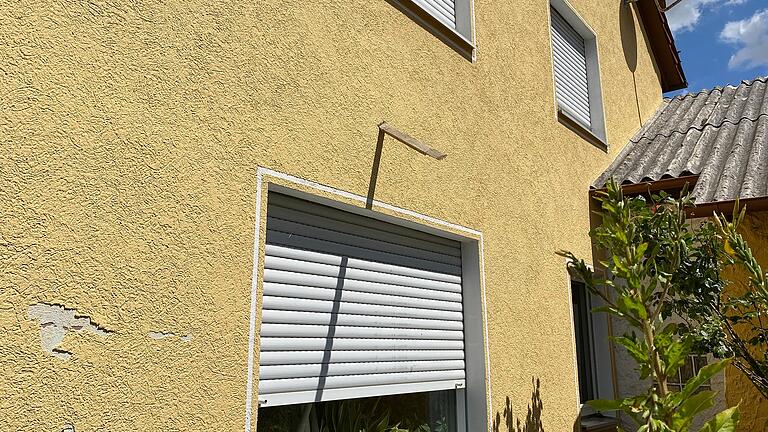 Die Wucht des Sturms zeigt sich an diesem Anwesen: Ein Holzbrett wurde gegen die Hauswand geschleudert und ist in der Außendämmung steckengeblieben. Die Wucht des Sturms zeigt sich an diesem Anwesen: Ein Holzbrett wurde gegen die Hauswand geschleudert und ist in der Außendämmung steckengeblieben.