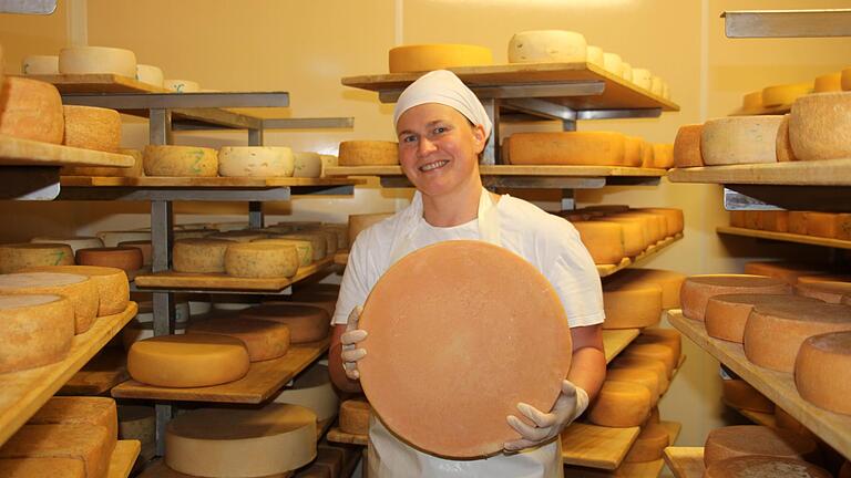 Zehn bis zwölf Kilo wiegt der Frankenlaib, der größte Käse, den Carola Brunner in ihrer Hofkäserei in Markt Herrnsheim herstellt.