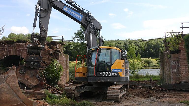 Die alte Bahnbrücke zwischen Hafenlohr und dem Main wurde bereits im Sommer 2021 abgerissen, um Platz für die Ortsumgehung zu schaffen. Ende Juli wird mit dem ersten Bauabschnitt begonnen (Archivbild).