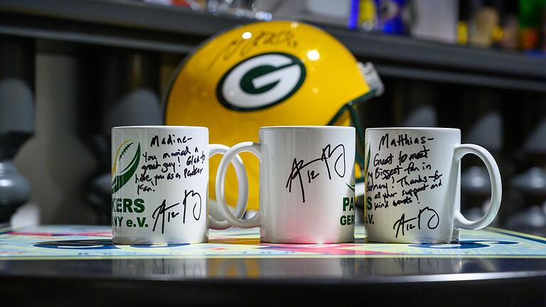 Drei von Aaron Rodgers signierte Packers-Tassen. Links zu lesen: Die Hochzeits-Nachricht an Kraus' Frau Nadine.