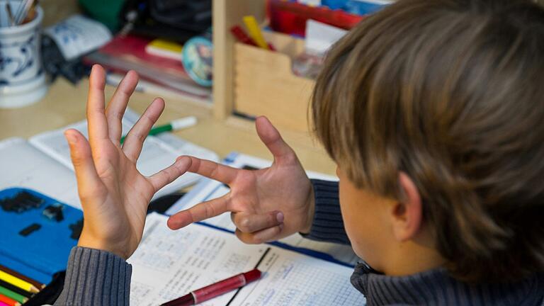In der ersten und dritten Klasse gibt es an Grundschulen in Bayern im neuen Schuljahr eine Stunde mehr Mathematik. In der ersten und dritten Klasse gibt es an Grundschulen in Bayern im neuen Schuljahr eine Stunde mehr Mathematik. 