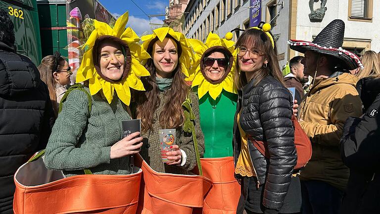 Ina, Christina, Pia, Kathi von der Tanzschule 'In Motion' aus Würzburg sind als Sonnenblumen und Biene verkleidet. Ina, Christina, Pia, Kathi von der Tanzschule 'In Motion' aus Würzburg sind als Sonnenblumen und Biene verkleidet.