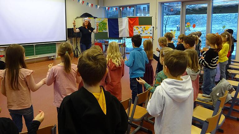 Am Jahrestag der deutsch-französischen Freundschaft durften die Schüler der Naturpark-Spessart-Grundschule in Partenstein das Land Frankreich ein wenig kennenlernen. Marie-Pierre Michault-Katzameyer, die gebürtig Französin ist, brachte den Kindern auf spielerische Art und Weise die französische Sprache und Lebensart, sowie die Geschichte der deutsch-französischen Freundschaft näher. Die Schüler stellten fest, dass sie bereits mehrere französische Wörter sprechen und verstehen können. Natürlich durfte auch die französische Küche nicht fehlen. Abgerundet wurde der Projekttag von leckeren Crêpes, die vom französischen Partnerschaftsverein gebacken wurden.