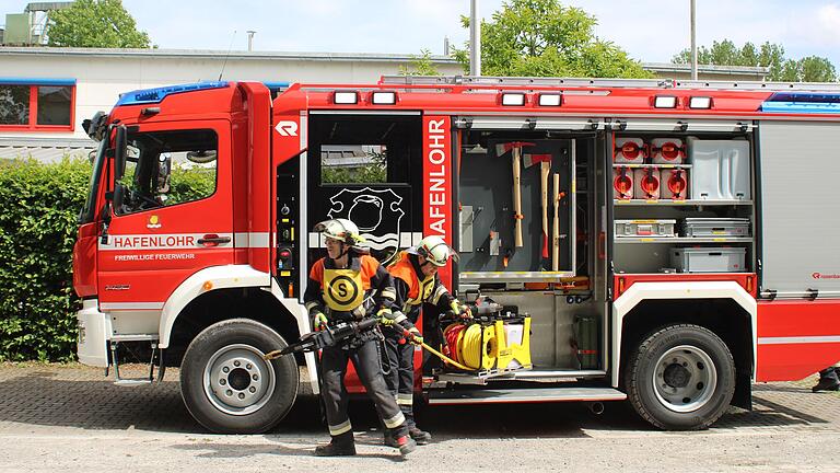 Die Feuerwehrleute aus Hafenlohr und Windheim greifen seit gut einem Jahr gemeinsam an. Bei einer Übung bereitet der Schlauchtrupp Spreizer und Rettungsschere vor. (Archivbild)