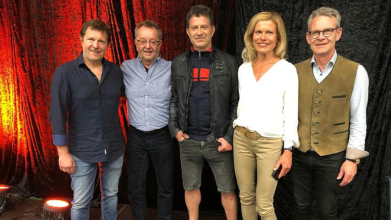 Veranstalter und Künstler sind nach dem Auftritt happy: (von links) Michael Treutlein (Sportbund), Abteilungsleiter Hubert Uhl, Rolf Miller, Martina Reindl und Michael Fabian (Sportbund).