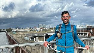 Melf Hauck in Hamburg       -  Melf Hauck glücklich und und erleichtert am Ziel am Hamburger Hafen, barfuß und mit Fahrrad.