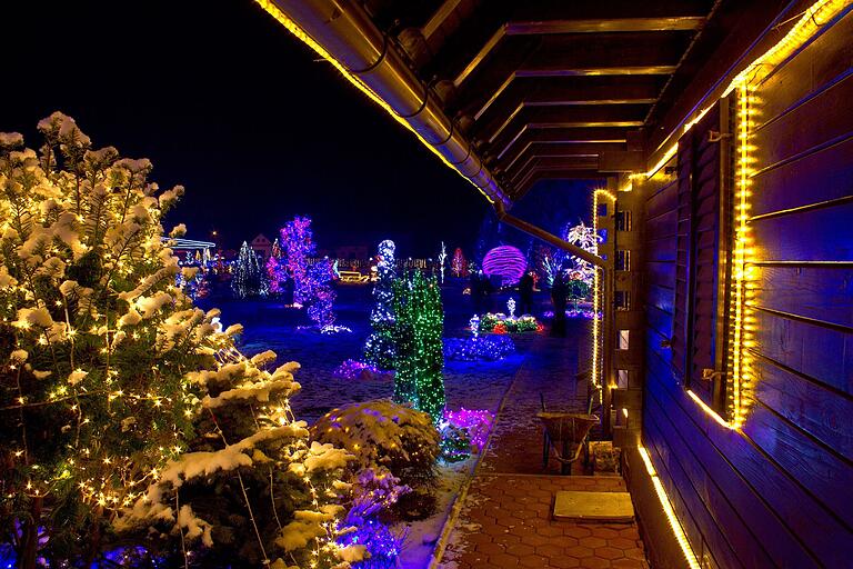 Eine üppige Weihnachtsdekoration, die leuchtet und blinkt, ist nicht jedermanns Geschmack und kann nachts die Nachbarn stören. Eine üppige Weihnachtsdekoration, die leuchtet und blinkt, ist nicht jedermanns Geschmack und kann nachts die Nachbarn stören. 