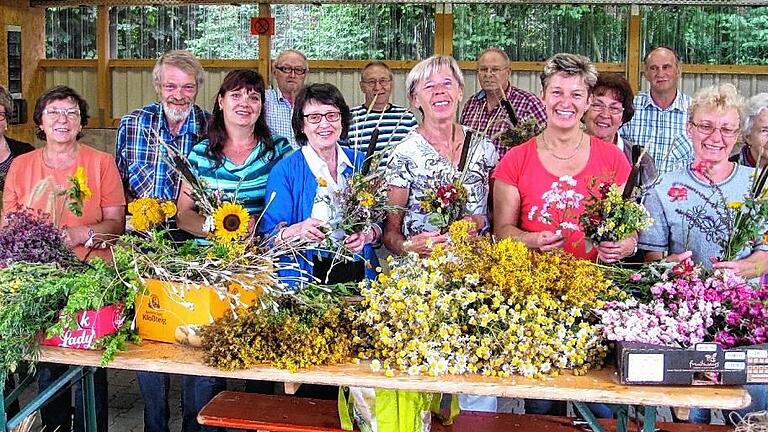 Gute Stimmung herrschte beim Binden der Würzbüschel für das Fest Mariä Himmelfahrt.