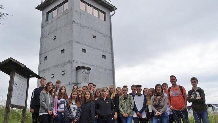 Der Wachturm &ndash; ein Relikt aus einer Zeit, als Deutschland geteilt war, es einen Grenzzaun gab und den Schießbefehl. Für die Schülerinnen und Schüler beeindruckende Reste eines unmenschlichen Systems.