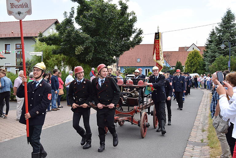 Der große Festzug durch den Ort war der Höhepunkt des Sonntags. Im Bild eine junge Feuerwehrgruppe mit der historischen Wiesenfelder Löschwasserpumpe.