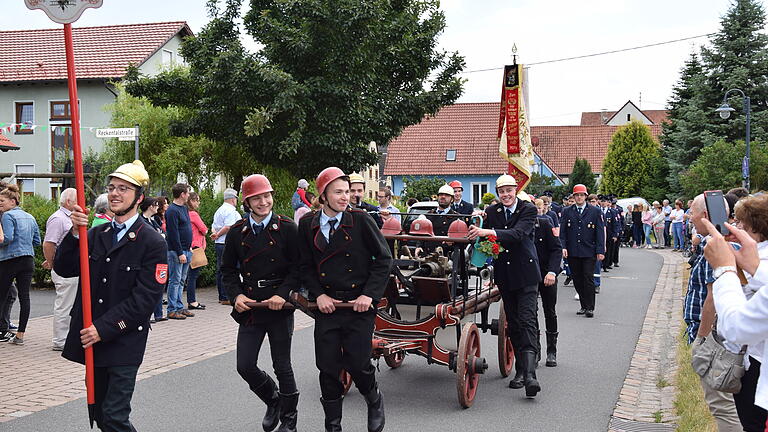 Der große Festzug durch den Ort war der Höhepunkt des Sonntags. Im Bild eine junge Feuerwehrgruppe mit der historischen Wiesenfelder Löschwasserpumpe.