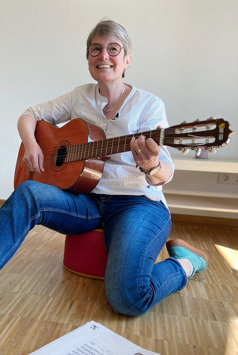In der gemeinsamen Zeit mit den Bewohnerinnen packt Einrichtungsleiterin Ute Berger auch mal die Gitarre aus.