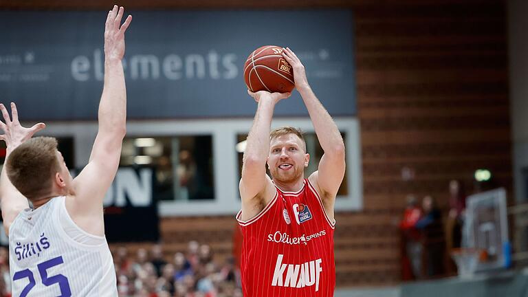 Maximilian Ugrai von den Würzburg Baskets beim erfolgreichen Dreipunktewurf. Mit seinen 17 Punkten im dritten Viertel entschied er die Partie gegen die BG Göttingen.