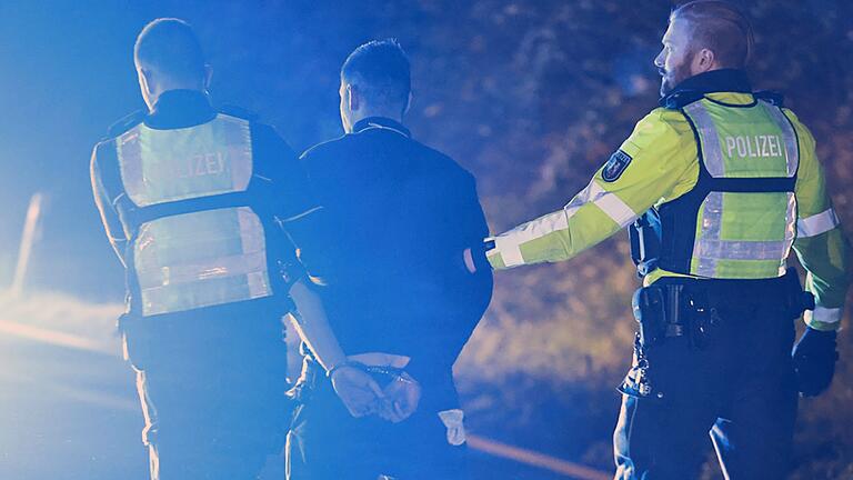 Lkw-Fahrer verursacht Chaosfahrt mit mehreren Unfällen       -  Bei dem 30-Jährigen besteht der Verdacht auf Alkohol- und Drogenkonsum.