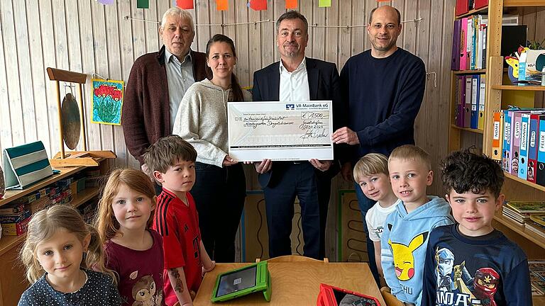 Spende an den Kindergarten Blumenwiese: (von links) Norbert Götz (Vorsitzender St. Johannesverein) Katrin Braun (Erzieherin), Franz-Josef Hartlieb (Vorsitzender VR-Main-Bank) und Thomas Schmeier (Kassier St. Johannesverein) mit den Kindern Lea, Johanna, Felix, Eric, Luca und Felix.