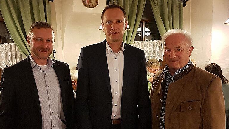 Der amtierende Bürgermeister Michael Ziegler (Mitte) wird für die CSU erneut für das höchste Amt in der Stadt kandidieren. CSU-Ortsvorsitzender Joachim Stark (links) und der Fraktionsvorsitzende im Kreistag, Günther Geiling, beglückwünschten die Kandidaten zu ihrem großen Vertrauensbeweis aus den Reihen der Delegierten. Der amtierende Bürgermeister Michael Ziegler (Mitte) wird für die CSU erneut für das höchste Amt in der Stadt kandidieren. CSU-Ortsvorsitzender Joachim Stark (links) und der Fraktionsvorsitzende im Kreistag, Günther Geiling, beglückwünschten die Kandidaten zu ihrem großen Vertrauensbeweis aus den Reihen der Delegierten.
