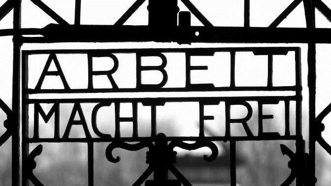 Vor 75 Jahren, am 29. April 1945, befreiten amerikanische Truppen das KZ Dachau. Etwa  41 500 Menschen wurden im Haupt- und den Außenlagern ermordet. Am Eisentor des Haupteingangs prangt der Schriftzug 'Arbeit macht frei'.  Archiv/Frank Mächler/dpa       -  Vor 75 Jahren, am 29. April 1945, befreiten amerikanische Truppen das KZ Dachau. Etwa  41 500 Menschen wurden im Haupt- und den Außenlagern ermordet. Am Eisentor des Haupteingangs prangt der Schriftzug 'Arbeit macht frei'.  Archiv/Frank Mächler/dpa