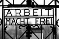 Vor 75 Jahren, am 29. April 1945, befreiten amerikanische Truppen das KZ Dachau. Etwa  41 500 Menschen wurden im Haupt- und den Außenlagern ermordet. Am Eisentor des Haupteingangs prangt der Schriftzug 'Arbeit macht frei'.  Archiv/Frank Mächler/dpa       -  Vor 75 Jahren, am 29. April 1945, befreiten amerikanische Truppen das KZ Dachau. Etwa  41 500 Menschen wurden im Haupt- und den Außenlagern ermordet. Am Eisentor des Haupteingangs prangt der Schriftzug 'Arbeit macht frei'.  Archiv/Frank Mächler/dpa